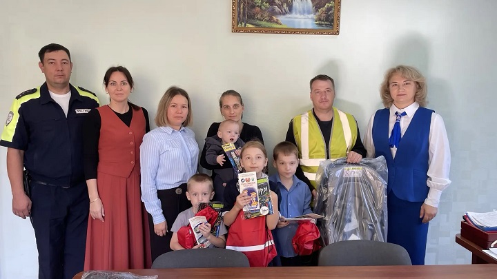 В рамках акции поддержку оказали многодетной семье Таеровых из села Новошешминск. Николаю и Татьяне подарили детскую автолюльку для самого младшего члена семьи.